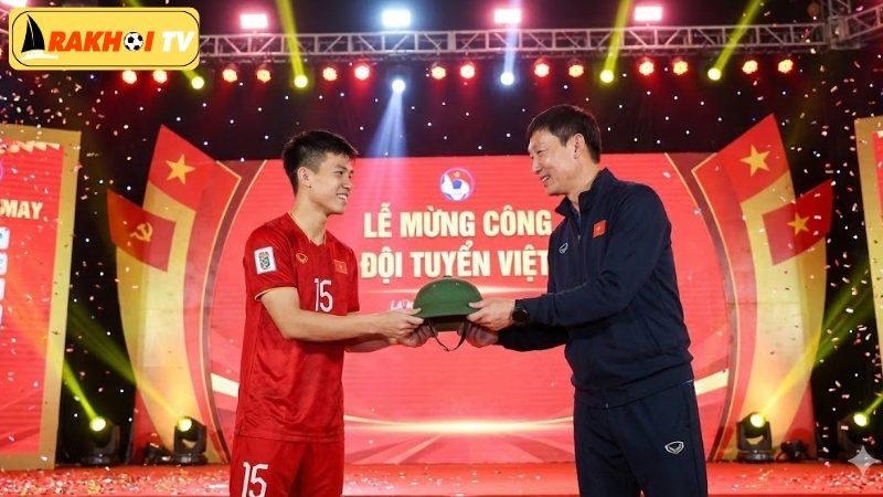 dinh-bac-gay-sot-voi-hanh-dong-tang-mu-coi-cho-hlv-kim-sang-sik-trong-le-mung-cong-