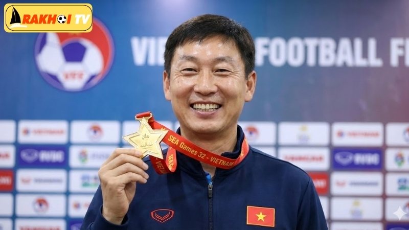 hlv-kim-sang-sik-nhan-mon-qua-dac-biet-tam-huy-chuong-lam-tu-33-chi-vang-mung-thanh-tich-tai-sea-games-33-
